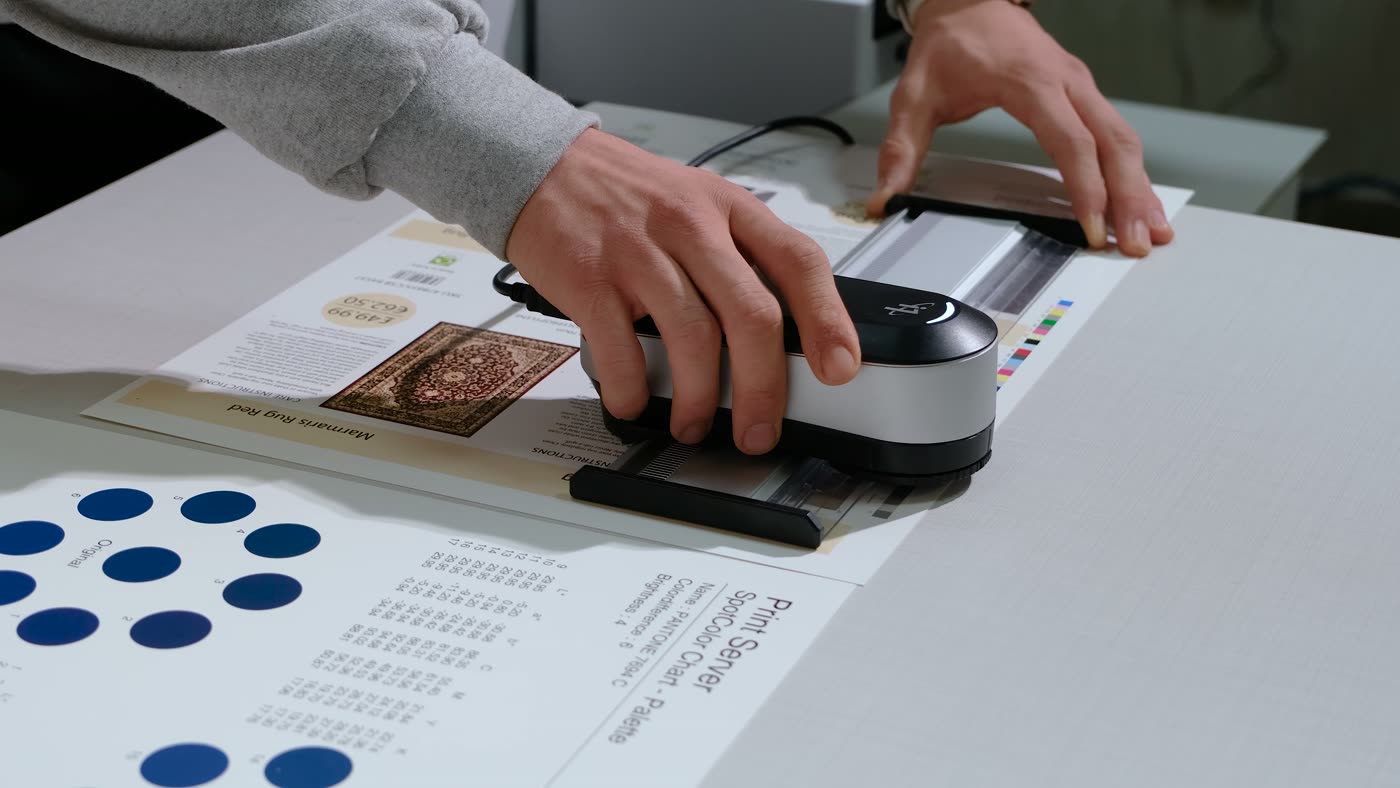 فحص ألوان تصميم بطاقة سجاد بجهاز القياس